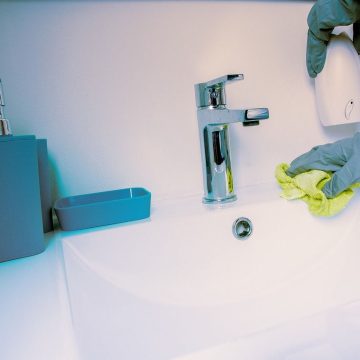 Jak czyścić łazienkę by uniknąć zacieków?