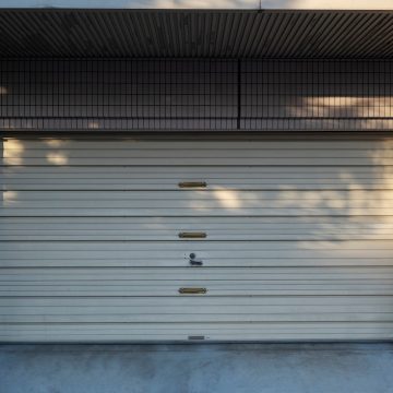 Jak wybrać idealne bramy garażowe dla naszego domu?