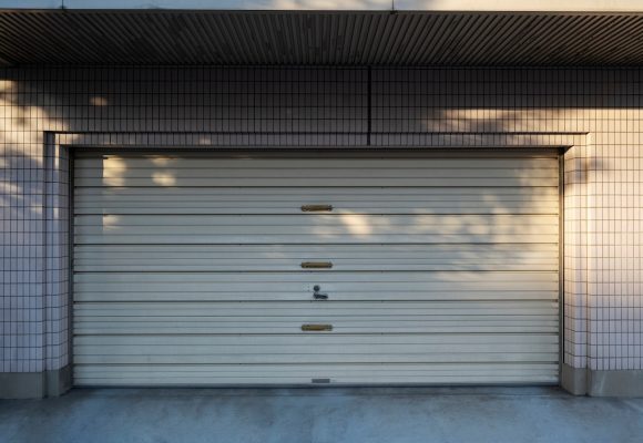 Jak wybrać idealne bramy garażowe dla naszego domu?
