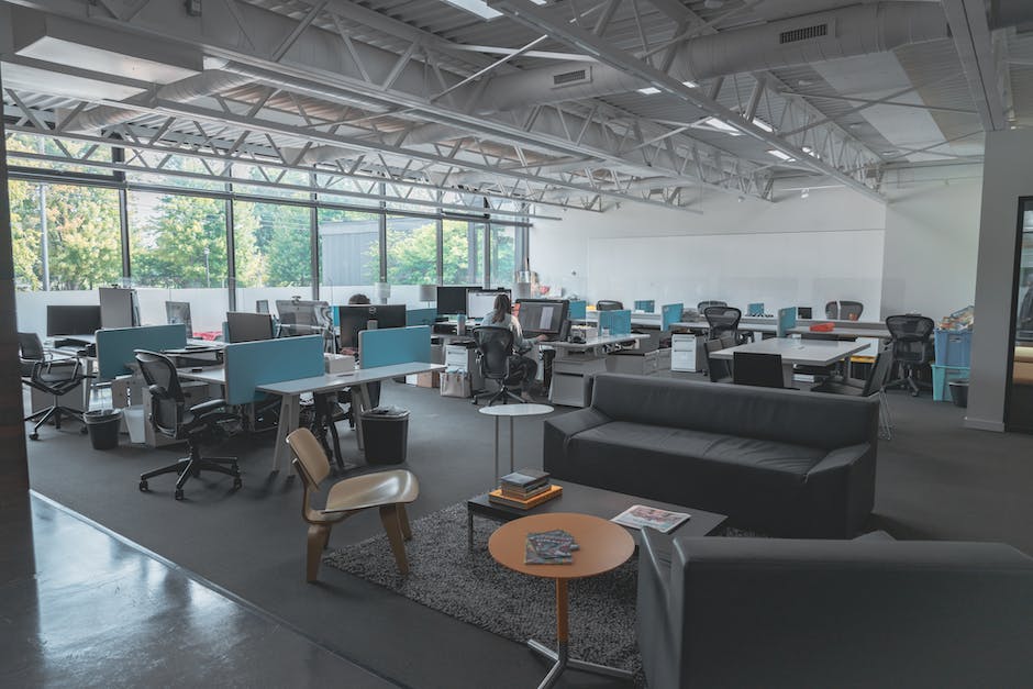 Jak wybór nowoczesnej przestrzeni biurowej wpływa na efektywność zespołu?