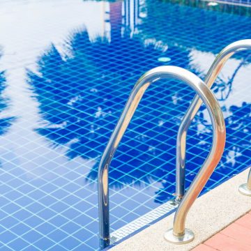 Jak wybrać odpowiednią pompę i system filtracji dla twojego basenu?