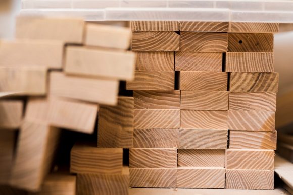 Jak wybrać odpowiedni materiał budowlany: przewodnik po rodzajach drewna