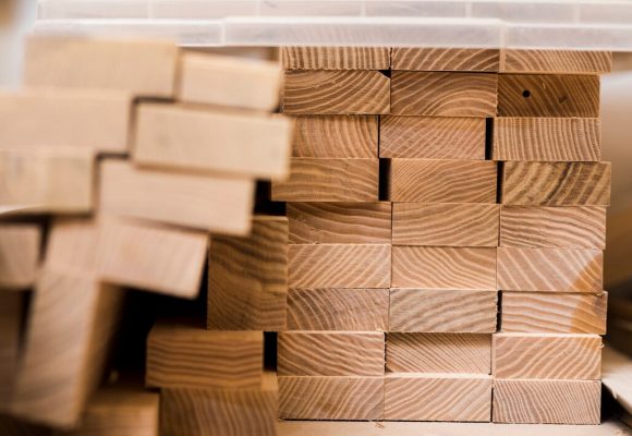 Jak wybrać odpowiedni materiał budowlany: przewodnik po rodzajach drewna