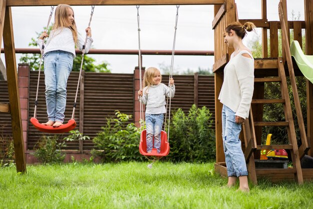 Jak bezpiecznie i kreatywnie wykorzystać trampolinę w aranżacji ogrodu?
