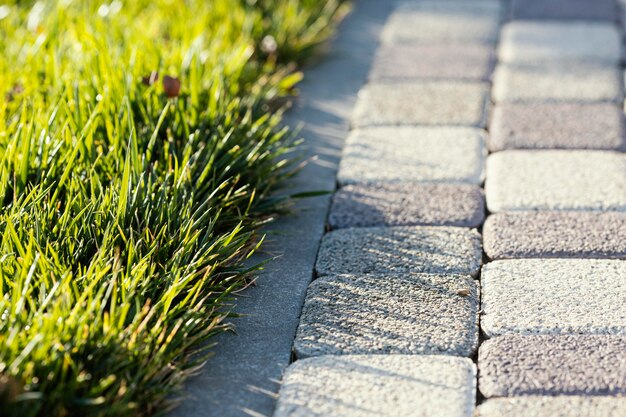 Jakie materiały najlepiej sprawdzą się w tworzeniu ścieżek i stref relaksu w ogrodzie?